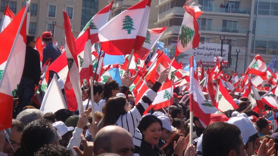 لبنانيون يتظاهرون أمام منزل الخطيب رفضا لتوليه رئاسة الحكومة