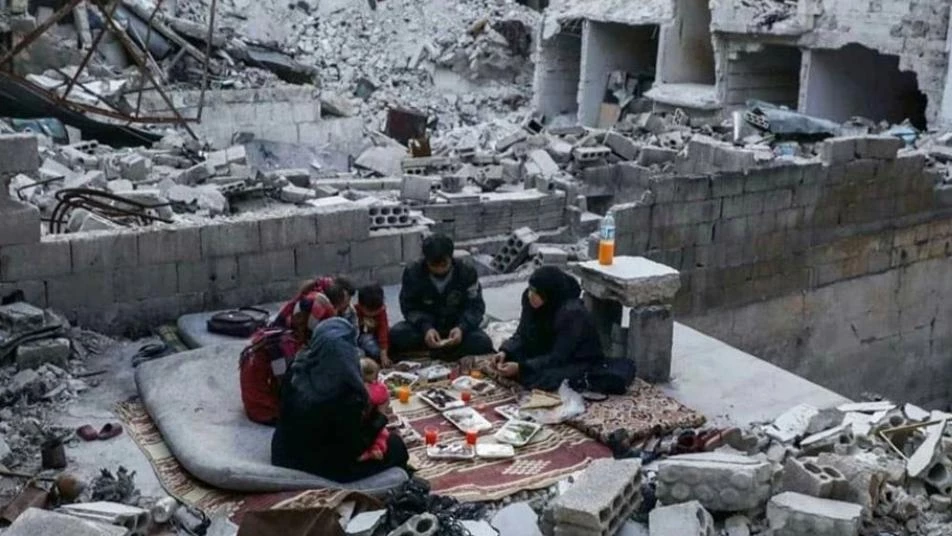 إفطار على أنقاض منزلهم.. هكذا تفاعل مواطنون أتراك مع صورة العائلة السورية بإدلب
