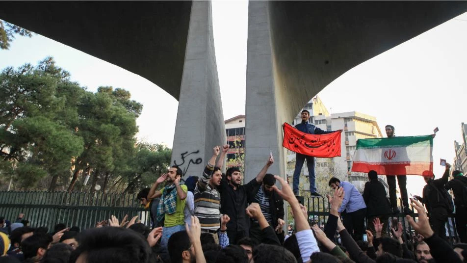 نيويورك تايمز: رغم حملة القمع الوحشية إيران تعاني من أسوأ موجة مظاهرات منذ 40 عاماً