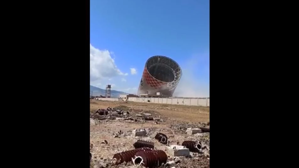 شاهد لحظة تدمير ما تبقى من محطة زيزون الحرارية في سهل الغاب (فيديو)