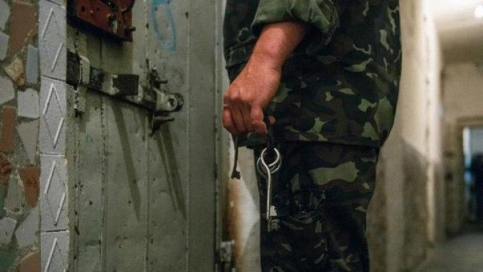 ناجٍ من الموت يروي أساليب التعذيب الوحشي داخل سجون ميليشيات إيران في سوريا
