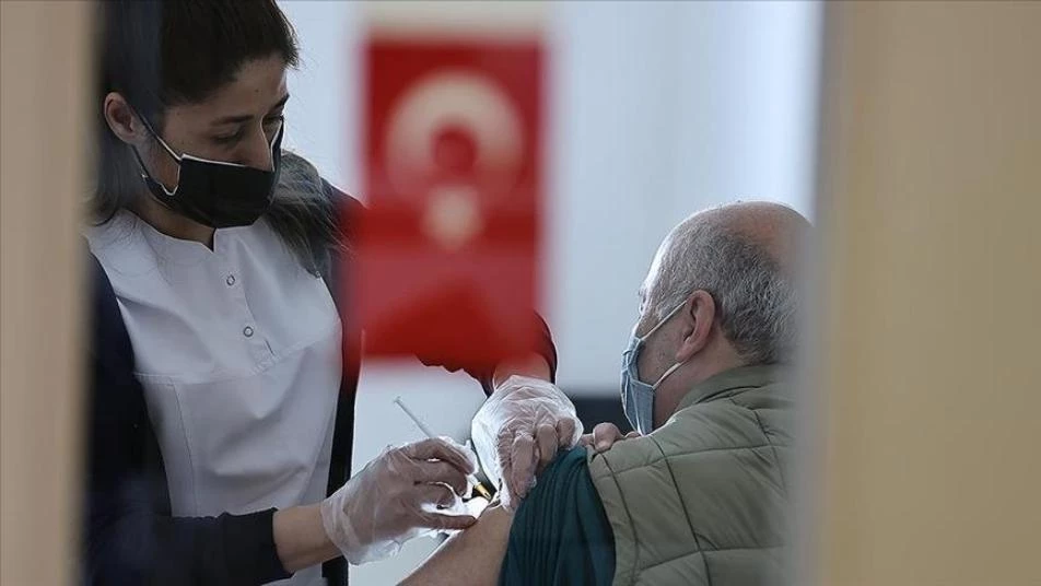 من بينهم السوريون.. الصحة التركية تحدد آلية الحصول على لقاح كورونا للأجانب