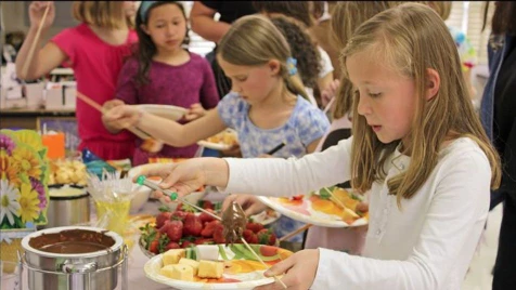 5أطعمة خطيرة يترتب على الأهل مراقبة أطفالهم بعد تناولها لأنها قد تتسبب بوفاتهم
