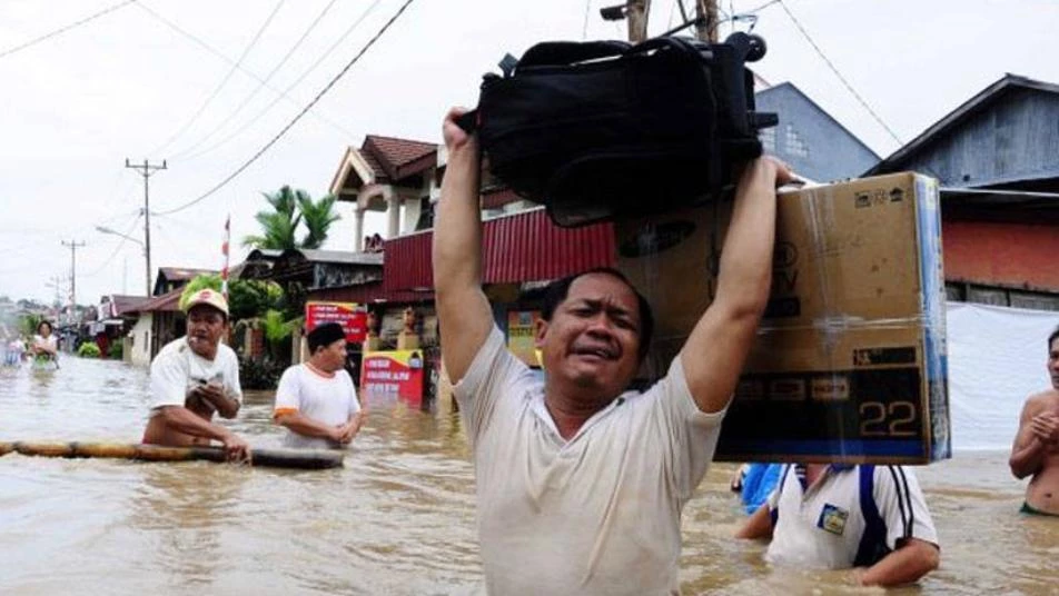 إندونيسيا تجلي 4 آلاف شخص من إحدى مقاطعاتها بسبب السيول