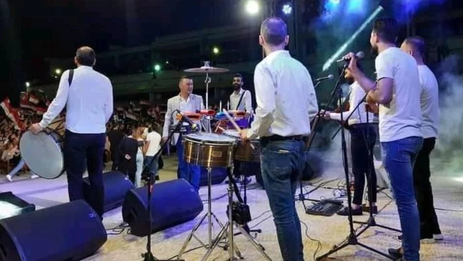 مغنٍ موالٍ يرفض إكمال حفلة تشبيحية لبشار الأسد بسبب "موبايل"
