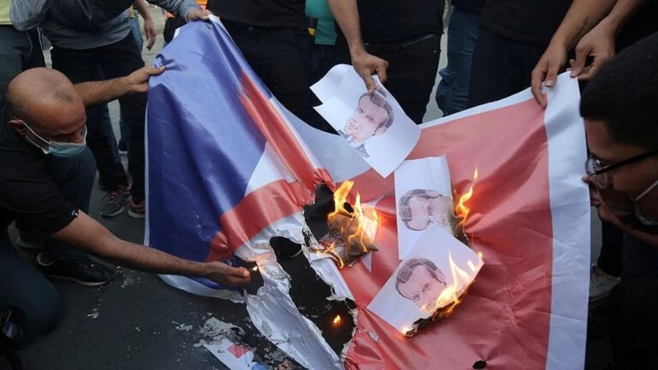 فرنسا تحذر رعاياها في الدول الإسلامية من ردود فعل غاضبة