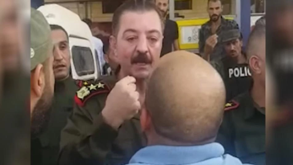 قيادي سابق يهين ضباط أسد في درعا ويتوعد بإعادة المظاهرات (فيديو)