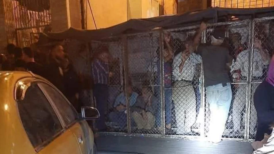 السجن بأقفاص حديدية طريقة للحصول على الخبز في دمشق