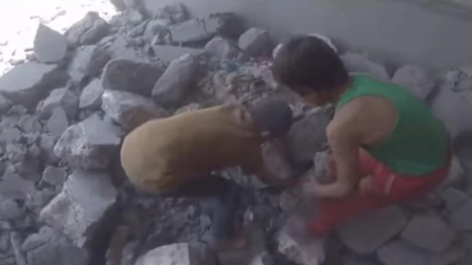فيديو مؤلم.. طفلان يصارعان لإنقاذ شقيقهما من تحت الأنقاض بإدلب
