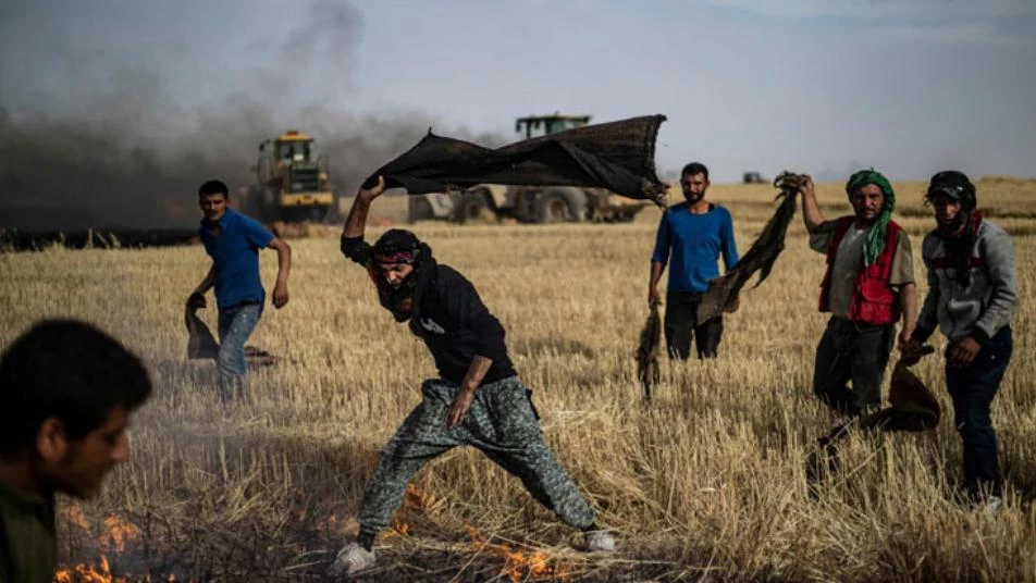 وفاة 6 مدنيين وإصابة العشرات خلال إطفائهم حرائق الأراضي الزراعية في الحسكة