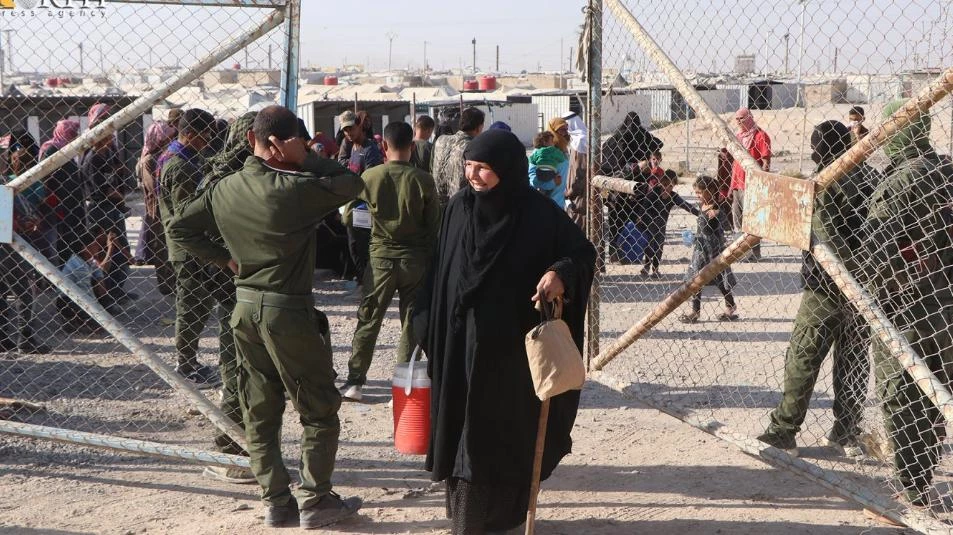 بكفالة العشائر .. "قسد" تُفرج عن سوريين محتجزين في مخيم الهول