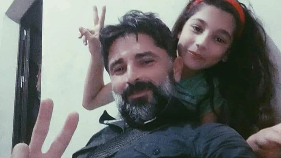 "قسد" تعتقل مغنيا كرديا بسبب انتقاده لها: "أنتم جبناء"
