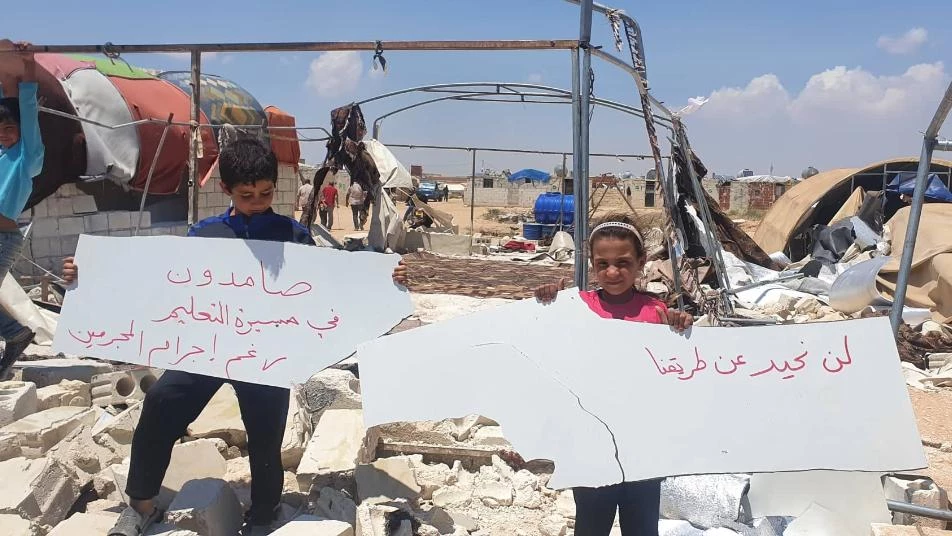 ميليشيا أسد ترد على القصف الإسرائيلي باستهداف مسجد وخيمة عائلة نازحة بإدلب! (صور)