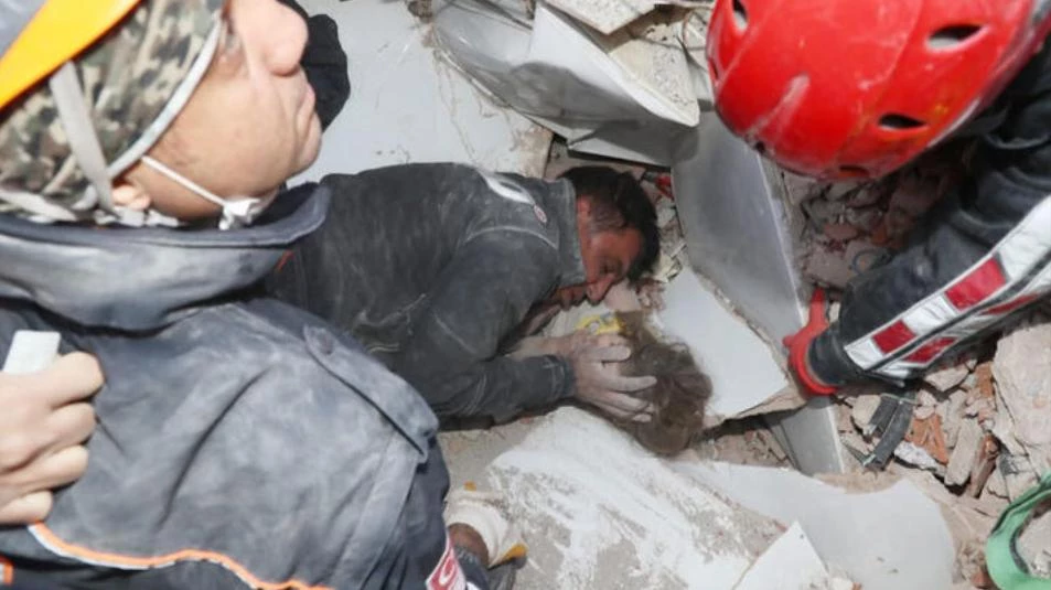 إنقاذ طفلة بقيت أربعة أيام تحت الأنقاض جراء الزلزال في إزمير