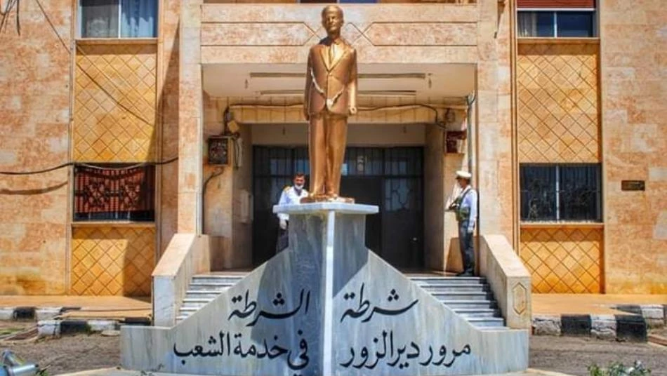 "القزم حافظ الأسد".. صورة تُثير سخرية السوريين