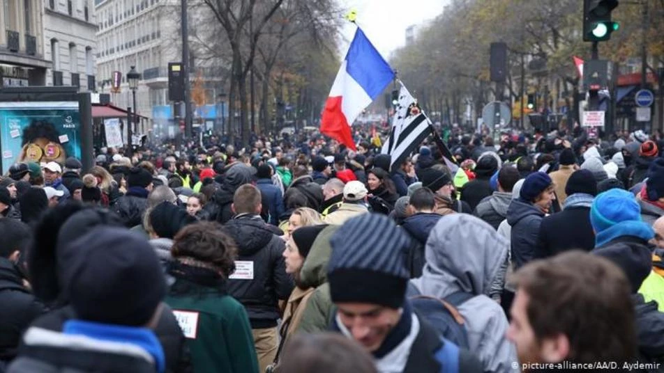 إضراب فرنسا العام يدخل يومه الخامس عشر