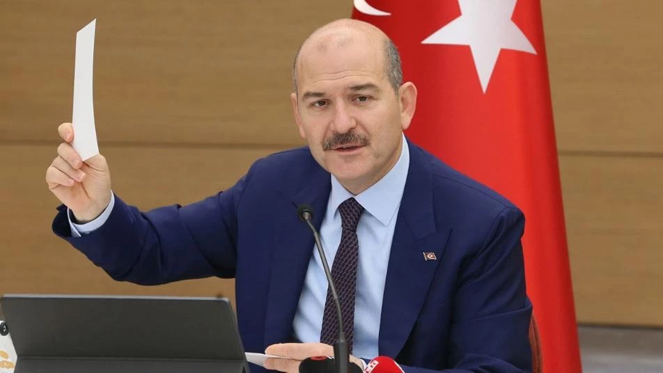 وزير الداخلية التركي يتحدث عن إجراءات جديدة تجاه اللاجئين السوريين والعرب 