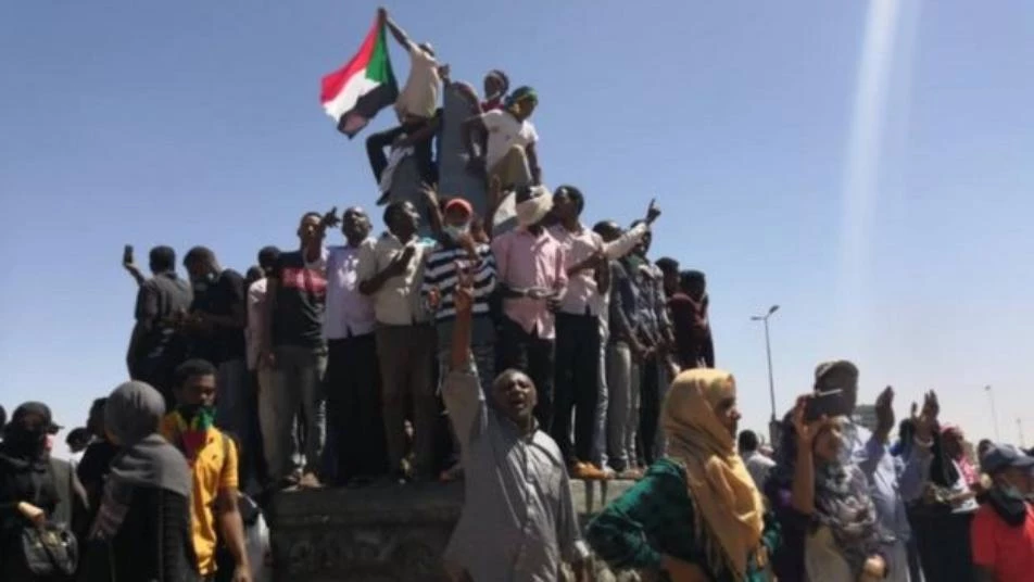 تجدد المظاهرات في السودان لتسليم السلطة إلى المدنيين