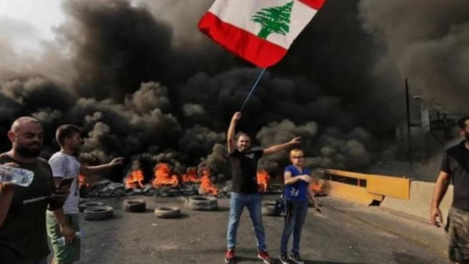 الداخلية اللبنانية تناشد المحتجين إخلاء الطرق في بيروت