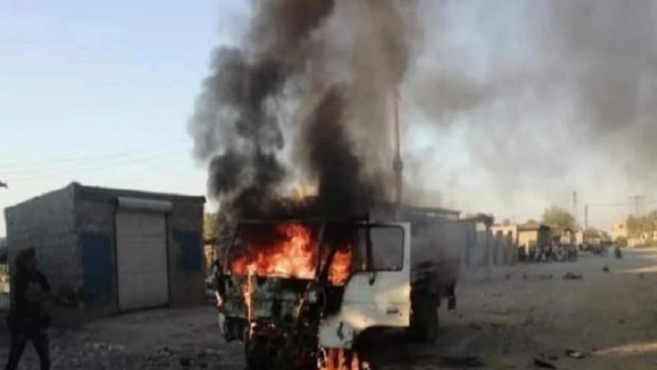 عناصر قسد يحرقون سيارة لداعش  بعد اغتنامها بدير الزور!
