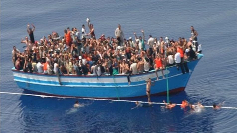 بينهم سوريون.. سفينة تركية تشعل أزمة دولية بسبب لاجئين أنقذتهم من الغرق