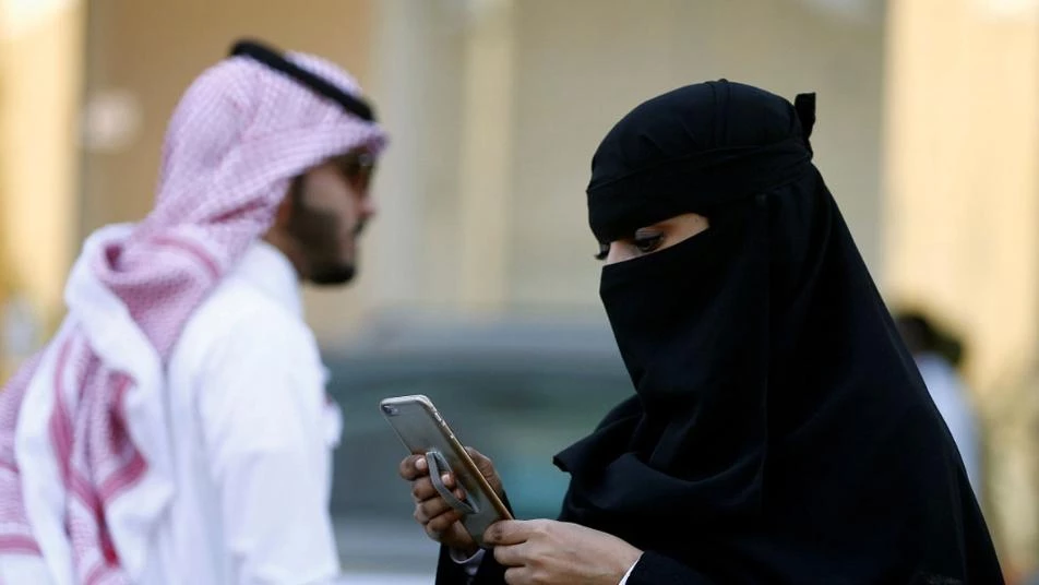 سجن وغرامة مالية كبيرة لسعودي تجسس على هاتف زوجته!