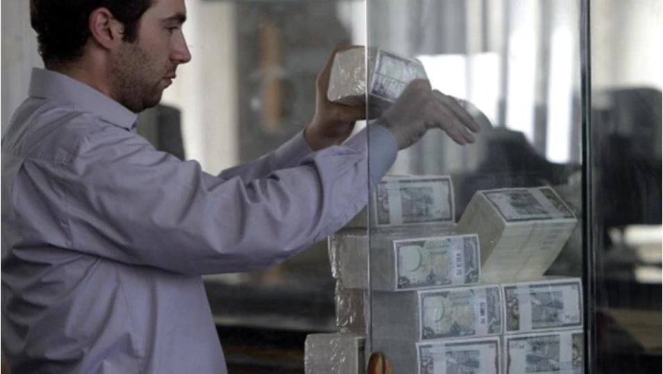 انهيار قياسي جديد في سعر صرف الليرة السورية