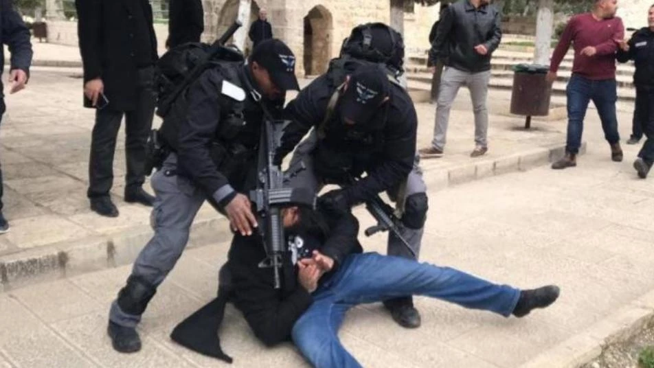 أمام عدسات الكاميرات.. جنود إسرائيليون يعتدون بوحشية على شاب مقدسي (فيديو)