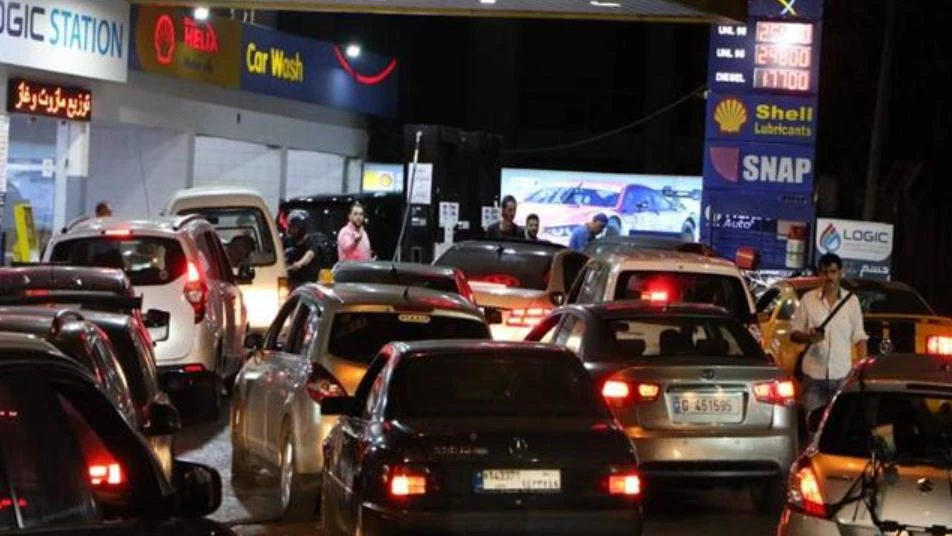 من أمام محطة الوقود.. لبناني يسخر من أزمة المحروقات على طريقته الخاصة (فيديو)
