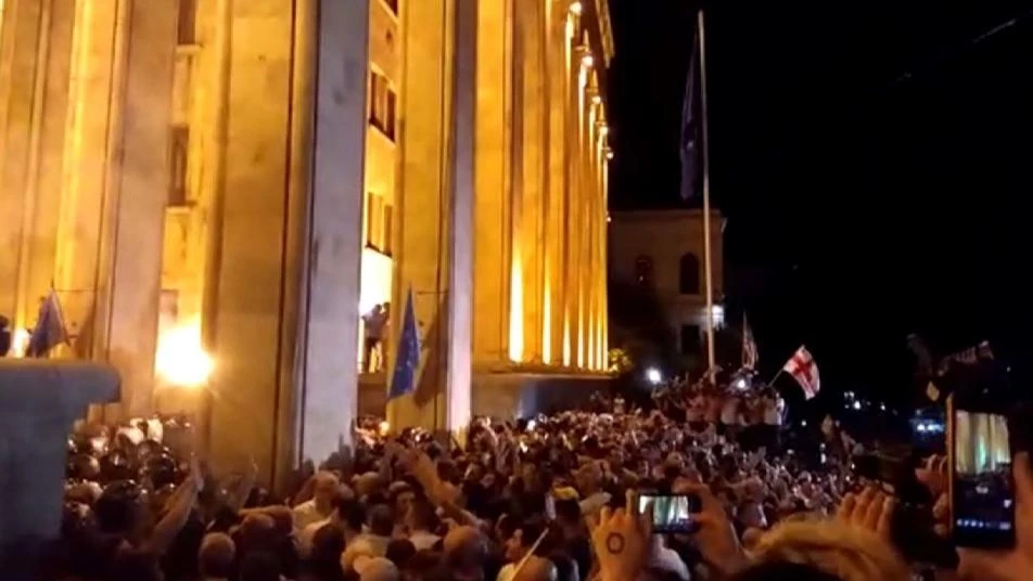 جورجيا.. احتجاجات ضد مشاركة وفد روسي في الجمعية الأرثوذكسية لليوم السادس