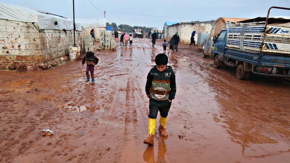 شاهد معاناة نازحي مخيم بلدة كفروما بالقرب من الحدود التركية (صور)