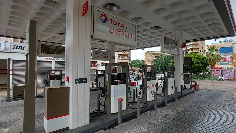 مافيات الوقود في لبنان تهدد أصحاب "الكازيات" بعد قطع طريق التهريب إلى سوريا