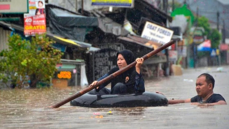 الفيضانات والعواصف تقتل أكثر من 20 شخصاً في العاصمة الإندونيسية