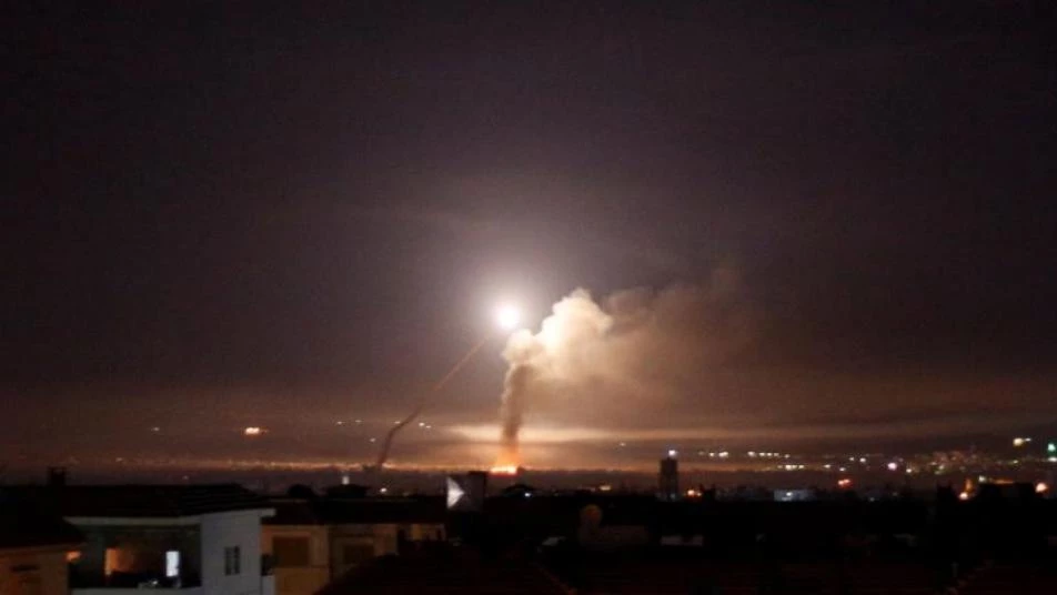 قصف جوي يستهدف مواقع ميليشيات أسد و"حزب الله" بريف دمشق (صور)