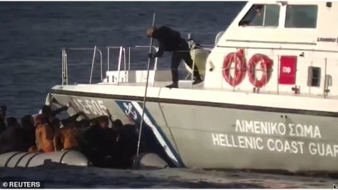 الغارديان: اليونان تواجه إجراءات قانونية بشأن طرد سوريين إلى تركيا
