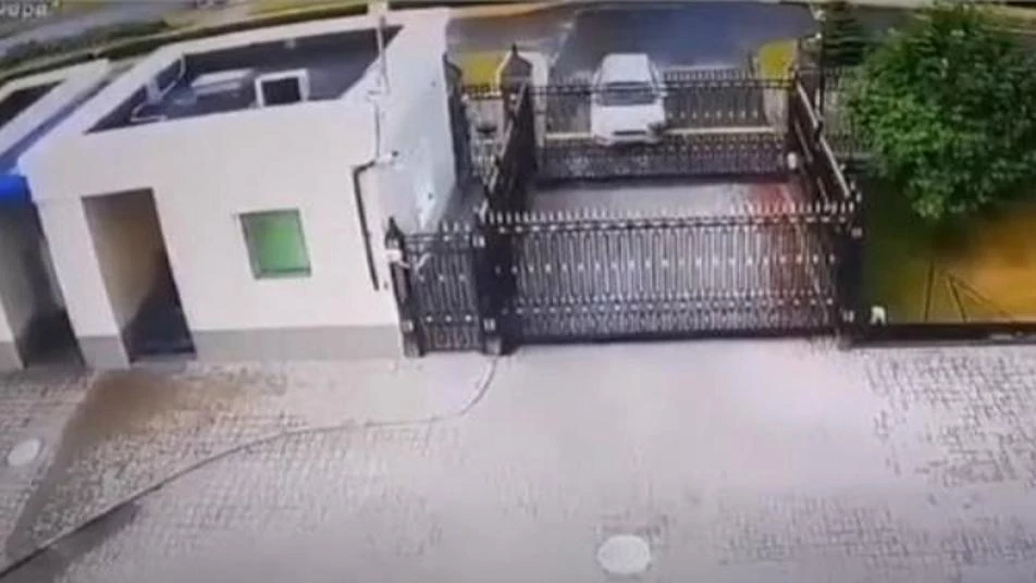 سيارة تقتحم السفارة الروسية في "بيلاروسيا" ووسائل الإعلام تقدم روايات متضاربة (فيديو)