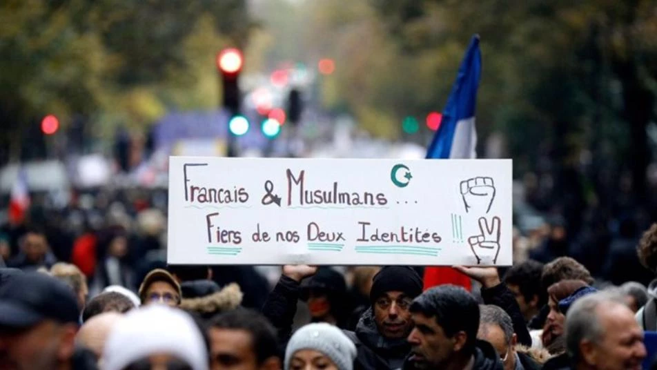 ماكرون يمهل مسلمي فرنسا 15 يوماً لوضع "ميثاق جمهوري"