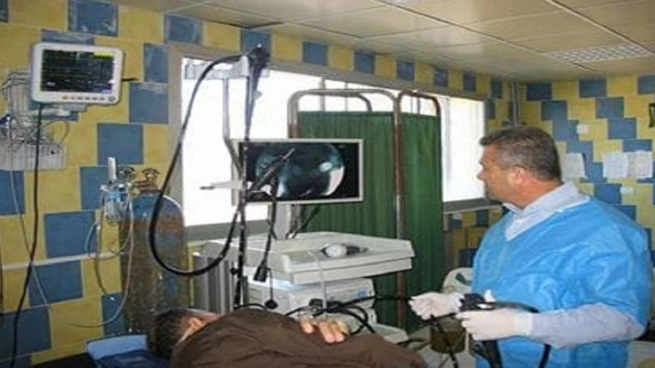مستشفى حكومي في جبلة يستعين بـ "الموبايلات" لعرض الصورة الشعاعية على الطبيب!