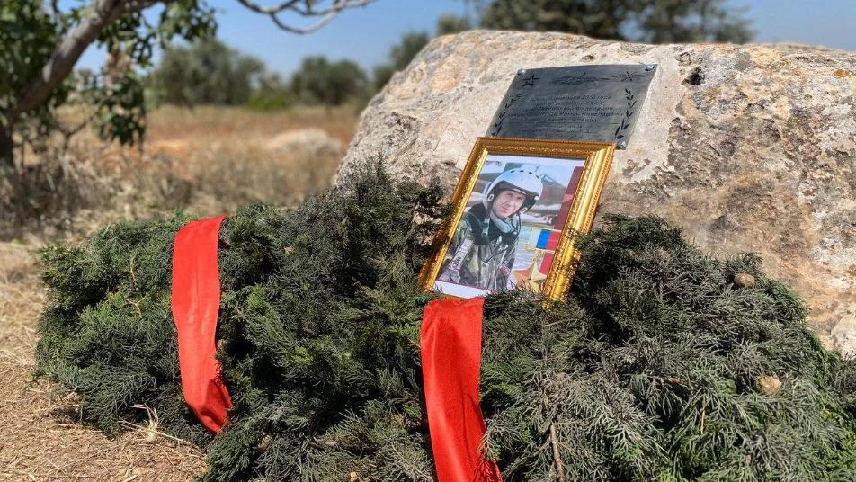 أورينت تكشف هوية أربعة أشخاص اتهمتهم روسيا بقتل طيار روسي في إدلب