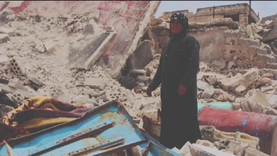 إحداهن تعيش على أنقاض منزلها المدمر.. قصص نساء منكوبات في الشمال السوري