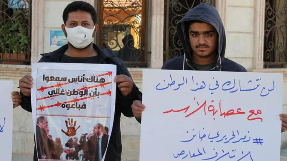 "نصر الحريري خائن".. وقفة احتجاجية تهاجم "الائتلاف" بريف حلب (صور)