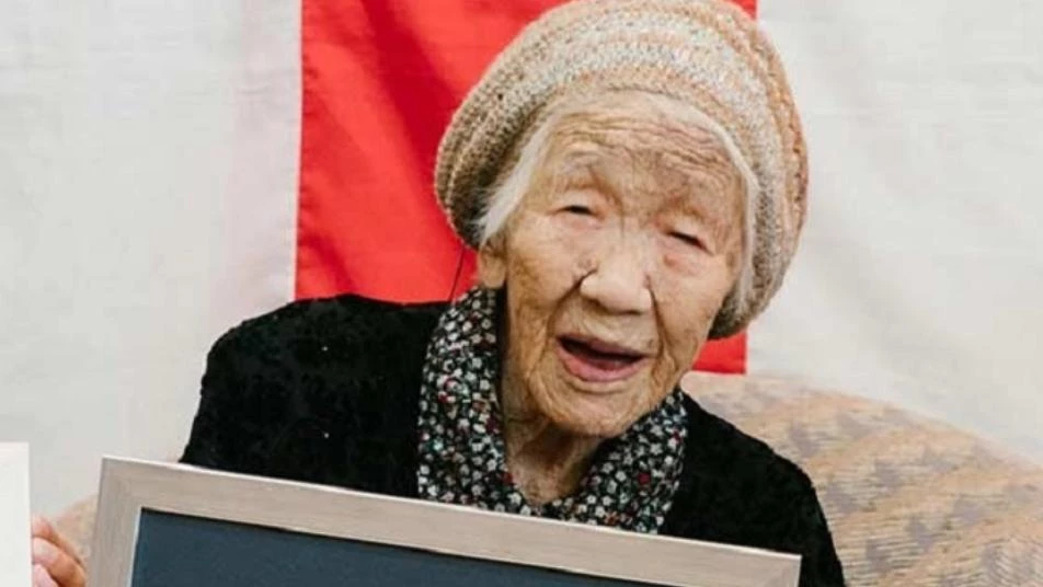 امرأة يابانية تحتفل بعيد ميلادها كأكبر معمرة في العالم