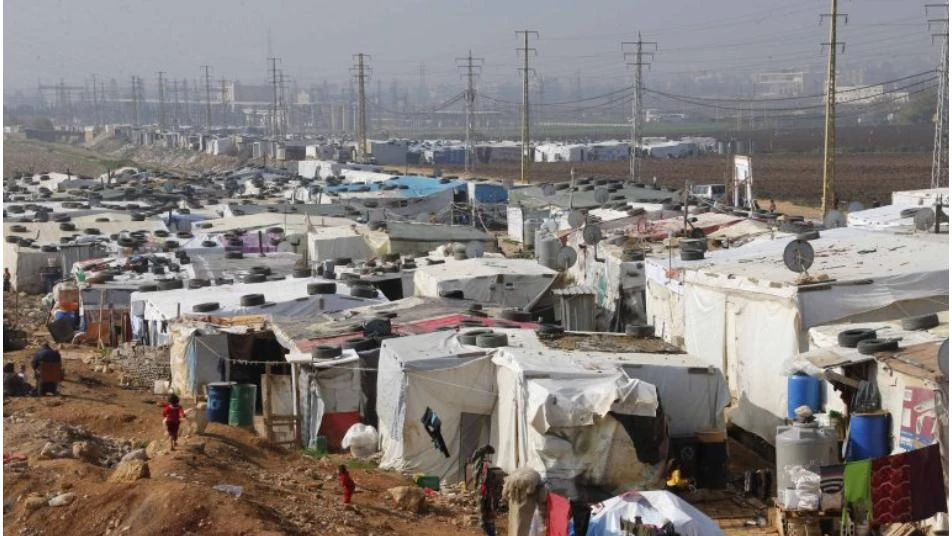مقتل امرأة.. مسلحون يداهمون مخيماً للاجئين السوريين في لبنان