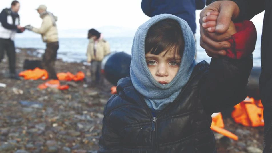 "أمل طفلة عملاقة" تروي آلام أطفال السوريين في رحلة اللجوء (صورة)