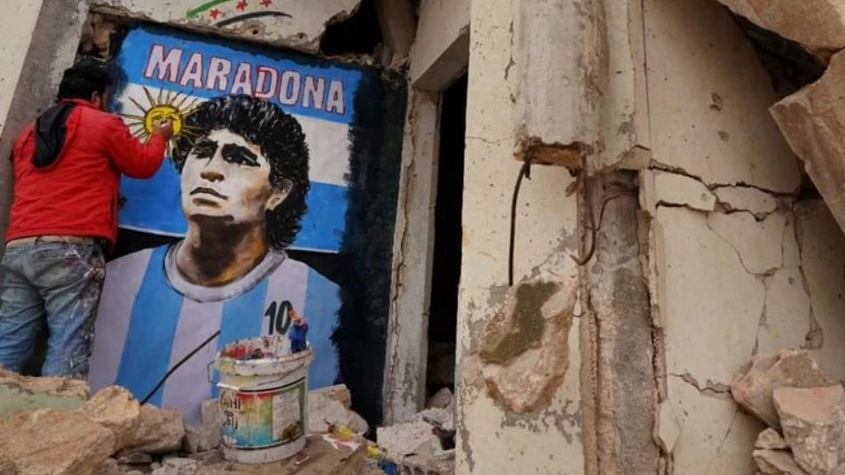 في إدلب.. شمس العلم الأرجنتيني تبكي دييغو مارادونا (صور)