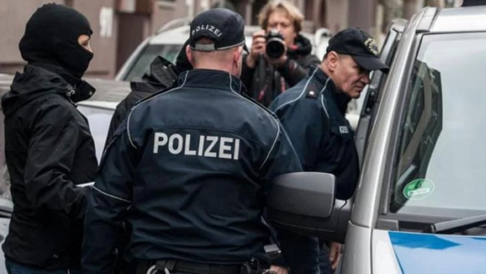 الشرطة الألمانية تعتقل 6 لاجئين سوريين.. ما تهمتهم؟