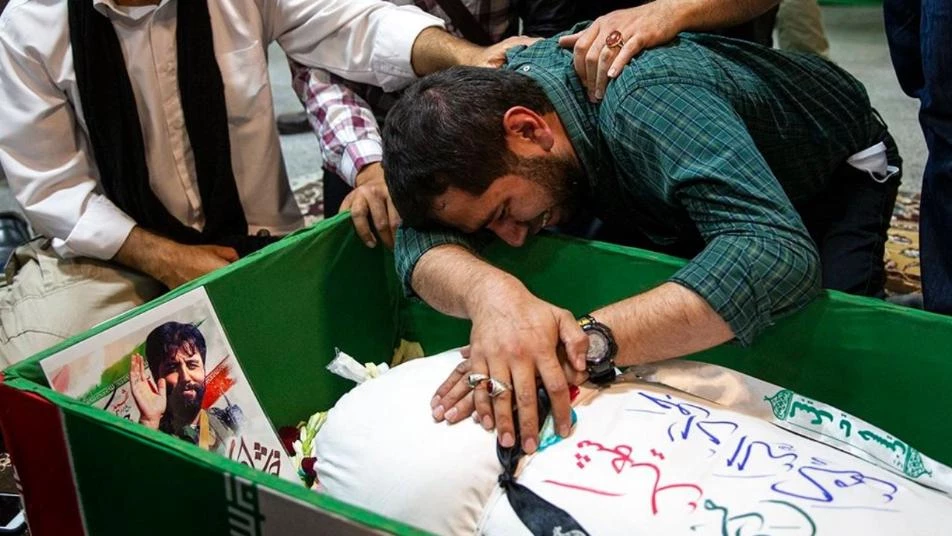 بالصور.. إيران تشيّع قيادياً بارزاً في ميليشياتها قتل بسوريا