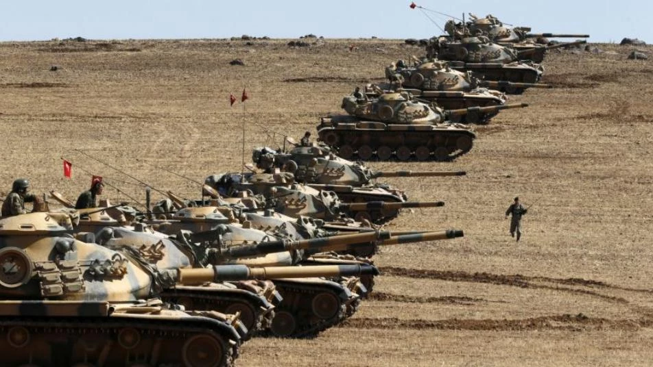 تركيا ترسل المزيد من الدبابات ومدافع الهاوتزر إلى الحدود السورية