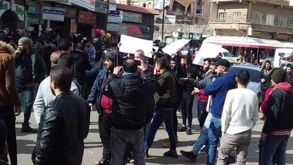 "بدنا نعيش".. مظاهرة بالسويداء للتنديد بالأوضاع المعيشية وإهمال حكومة الأسد