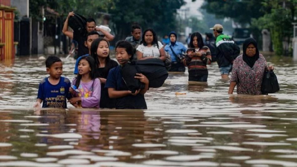 تضرر 7آلاف شخص بسبب السيول في إندونيسيا